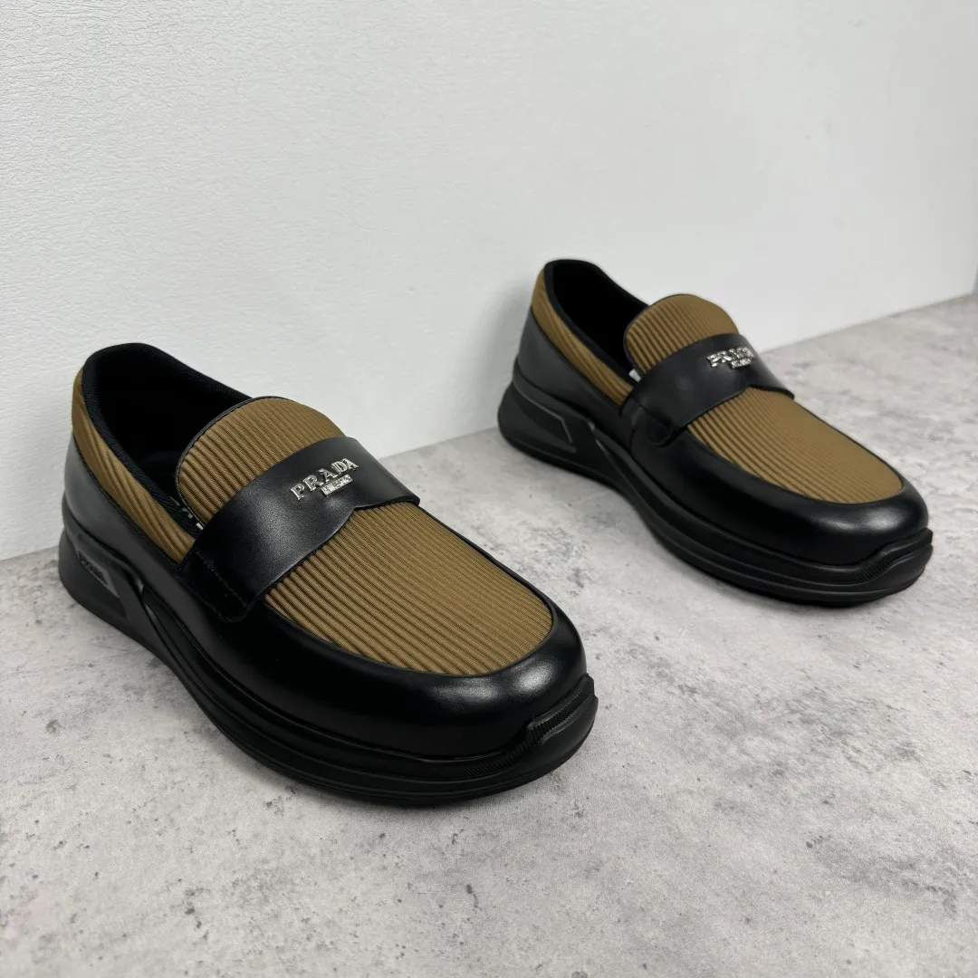 Batch 700 Prada/Prada men's matte leather thick-soled lightweight loafers! Casual fit, lightweight rubber sole slip-on driving shoes, matte calfskin wrapped around the entire upper, front body in pebbled calfskin/soft cloth, two styles available! Decorated with genuine leather buckle, front decorative details of PRADA silver letters, genuine leather feet, classic silver letter logo badge details, technical mesh lining, push-on opening and closing method, convenient and comfortable, cool and breathable! Paired with a lightweight, sporty functional thick sole, it is extremely comfortable on the feet and will not be tiring after long-term wear. It is available in multiple colors to meet different matching needs and comes with a complete package! Size: 39-40-41-42-43-44 Leather shoe size Item number: 2EE915 leather cloth black coffee